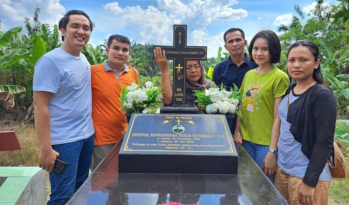 Kesedihan terlihat masih dirasakan oleh orang tua Brigadir J. Khususnya sang ibu.