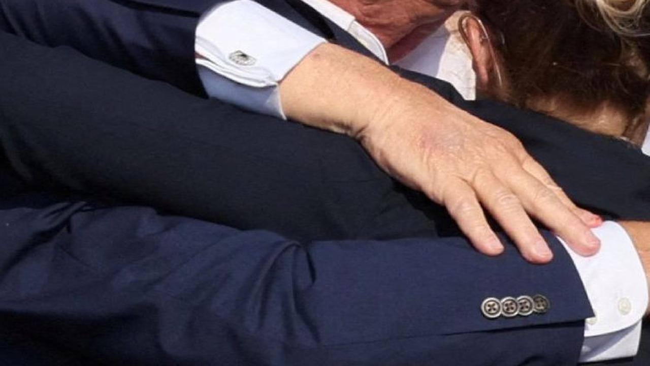 Darah tampak bercucuran di telinga dan wajah Donald Trump akibat insiden penembakan tersebut.&nbsp;Foto: Reuters