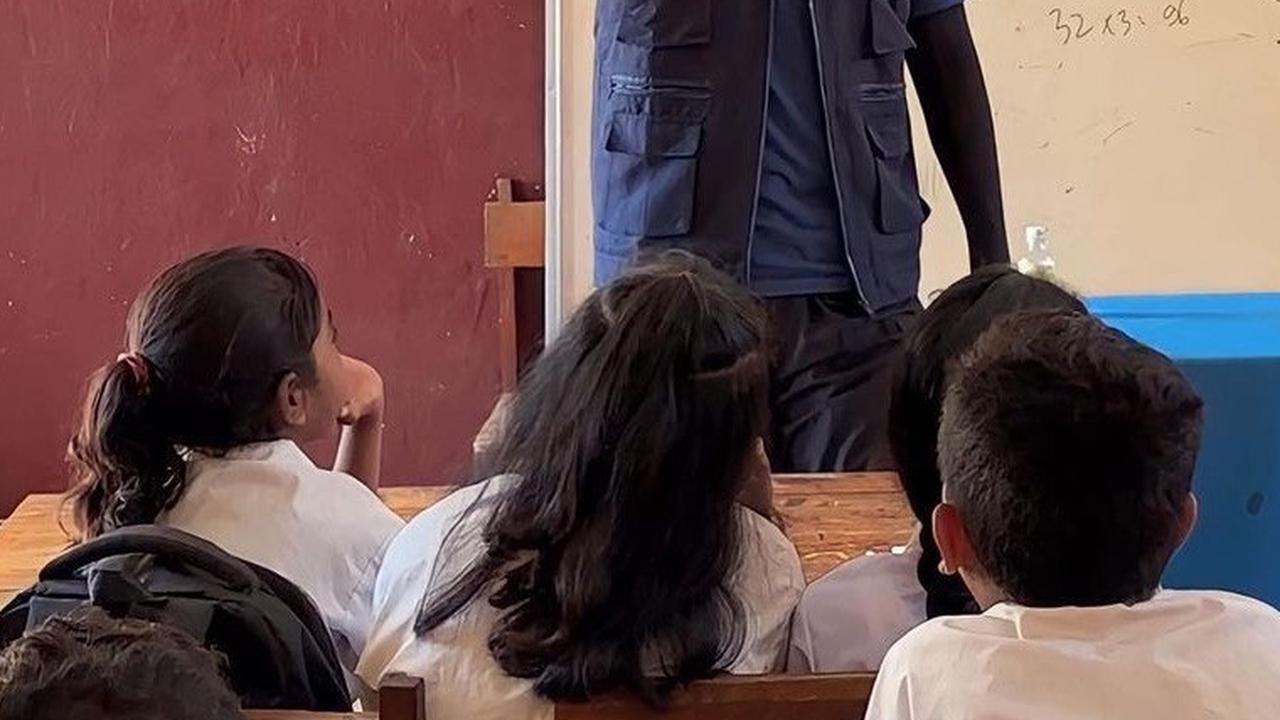 Lelah setelah menaiki kapal malam seolah langsung hilang setelah Jerome bertemu anak-anak Lembata. Ia tampil begitu ceria dan antusias saat mengajar di depan kelas.