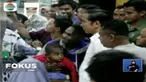 Di tengah kunjungan kerja Presiden Joko Widodo ke Papua, Jokowi menyempatkan diri melihat-lihat Mal Jayapura. Sontak saja para pengunjung mal berebut minta foto bersama dengan orang nomor satu di republik ini.