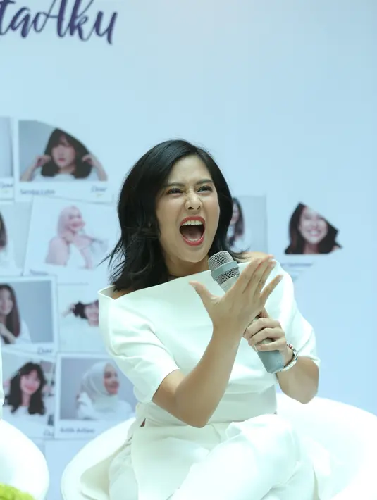 Dian Sastrowardoyo saat sharing session di Dove X Fimelahood di kawasan Menteng, Jakarta Pusat, Kamis (10/10/2019).(Daniel Kampua/© Fimela.com)