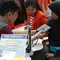 Mahasiswa mengecek tensi darah warga saat menggelar pengecekan di car free day (CFD), Jakarta,Minggu (13/1). Sejumlah mahasiswa dari universitas di Jakarta menggelar pengecekan darah bagi warga yang berolahraga saat CFD. (Liputan6.com/Angga Yuniar)