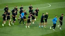 Pemain Kroasia, Mario Mandzukic (depan kanan) bersama rekan setimnya melakukan pemanasan saat sesi latihan di Lapangan Luzhniki, Moskow, Rusia, Senin (9/7). Kroasia akan menghadapi Inggris pada laga semifinal Piala Dunia 2018. (AP Photo/Francisco Seco)
