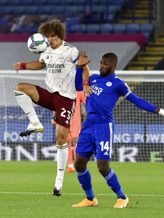 Pemain Arsenal David Luiz berebut bola dengan pemain Leicester City Kelechi Iheanacho Kelechi Iheanacho pada pertandingan Piala Liga Inggris di Stadion King Power, Leicester, Inggris, Rabu (23/9/2020). Arsenal mengalahkan Leicester City 2-0. (AP Photo/Rui Vieira, Pool)