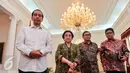 Presiden Jokowi dan Ketua Umum PDI Perjuangan Megawati Soekarnoputri di Istana Merdeka, Jakarta, Sabtu (24/10/2015). Kedua pihak menyinggung masalah politik luar negeri sebelum Jokowi bertolak ke Amerika Serikat. (Liputan6.com/ Faizal Fanani)