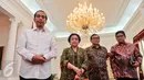 Presiden Jokowi dan Ketua Umum PDI Perjuangan Megawati Soekarnoputri di Istana Merdeka, Jakarta, Sabtu (24/10/2015). Kedua pihak menyinggung masalah politik luar negeri sebelum Jokowi bertolak ke Amerika Serikat. (Liputan6.com/ Faizal Fanani)
