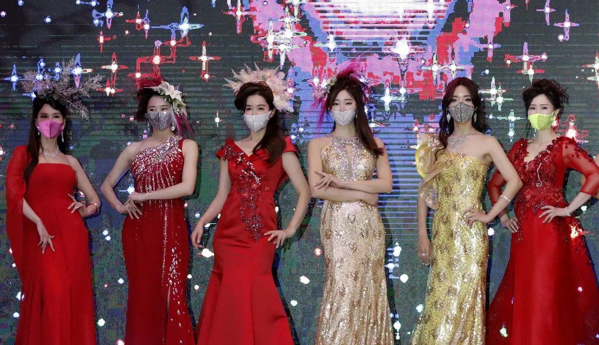 Para model mengenakan masker dalam peragaan busana di Seoul, Korea Selatan, Jumat (24/7/2020). Peragaan busana ini digelar di tengah pandemi COVID-19 yang melanda dunia. (AP Photo/Lee Jin-man)