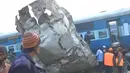 Sebuah kereta yang tengah melakukan perjalanan antara kota Patna dan Indores tergelincir di Negara Bagian Uttar Pradesh, India, Minggu (20/11). Sedikitnya 60 orang tewas dan lebih dari 150 lainnya terluka. (ANI/via REUTERS)