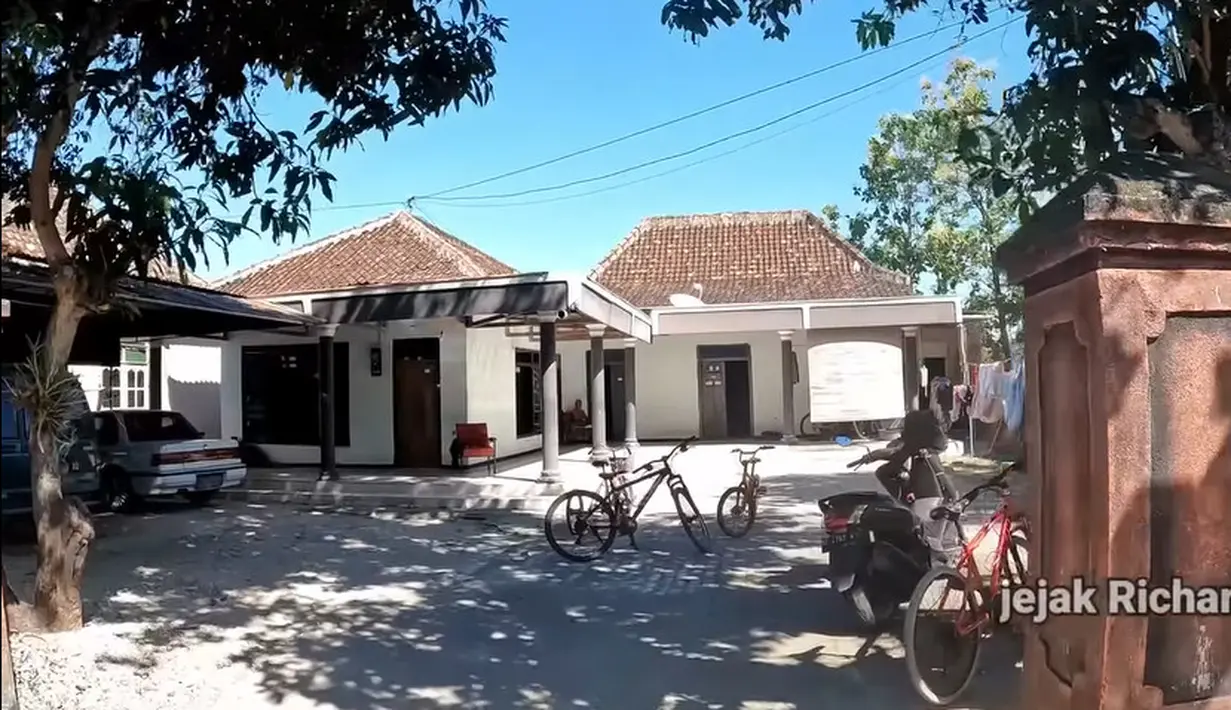 Tak lagi terlihati di layar kaca, Linda hidup di kampung daerah Ponorogo, Jawa Timur. Berikut potret rumah Linda di kampung. [Youtube/Jejak Richard]