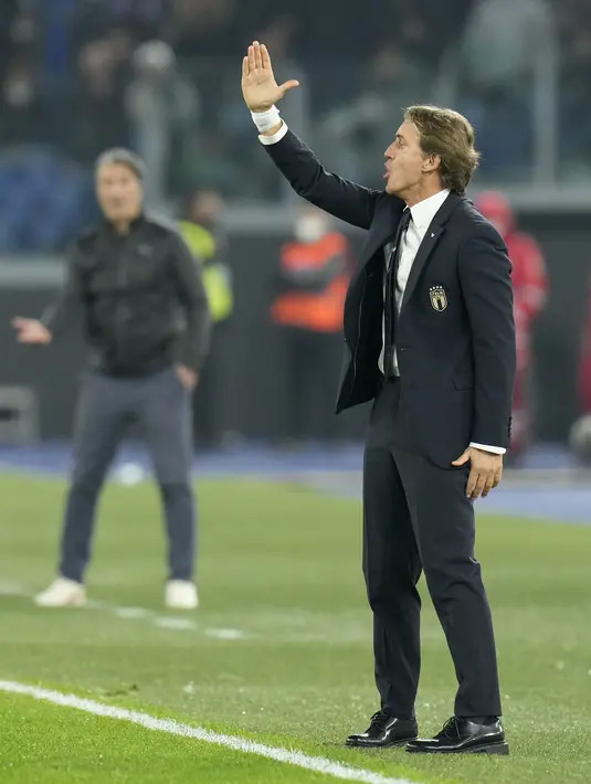 Pelatih Italia, Roberto Mancini menginstruksikan pemainnya saat bertanding melawan Swiss pada ertandingan Grup C kualifikasi Piala Dunia 2022 di stadion Olimpiade Roma, Sabtu (13/11/2021). Hasil ini membuat Swiss berada di posisi kedua klasemen dengan perolehan poin sama dengan Italia. (AP Photo/Gre