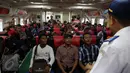 Sejumlah penumpang berada di dalam KM Express Bahari 3B milik PT Pelni (Persero) di Pelabuhan Sunda Kelapa, Jakarta, Selasa (10/1). Kapal motor ini melayani pelayaran rakyat dari Jakarta menuju Kepulauan Seribu. (Liputan6.com/Johan Tallo)