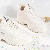 Sneaker berbentuk chunky mampu hadirkan pesona sempurna pada tampilan. [Foto: PVN Shoes]