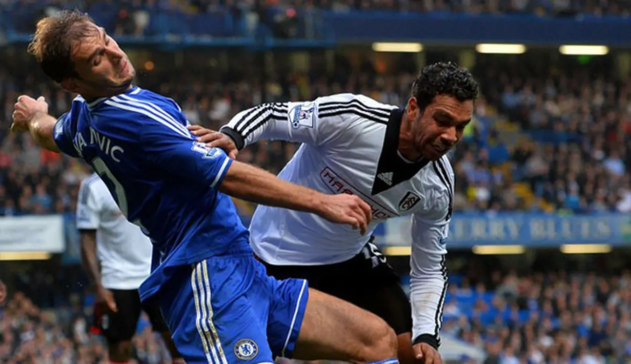 Duel Branislav Ivanovic dan Kieran Richardson pada pertandingan sepak bola Liga Utama Inggris antara Chelsea vs Fulham di Stamford Bridge, London (21/09/13). (AFP/Ben Stansall)