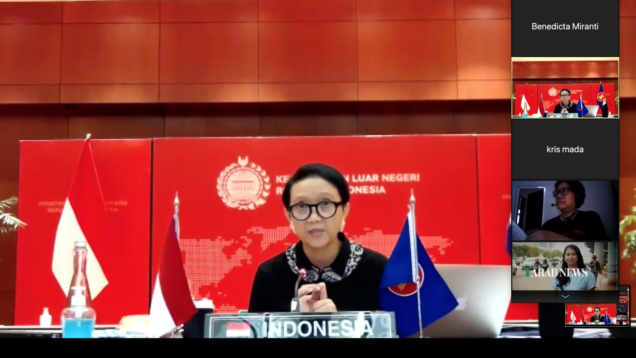 Menlu Retno dalam press briefing mengenai pertemuan virtual antara Menlu ASEAN-AS dengan awak media pada Kamis 23 April 2020.