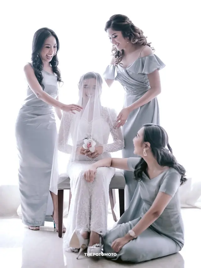 6 Potret Ochi Rosdiana Jadi Bridesmaid Audi Marissa Tahun 2020, Saling Dampingi