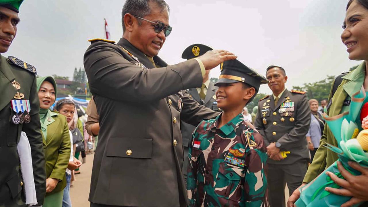 FOTO: Momen Akrab  Kasad Maruli Simanjuntak Kenakan Topi Berpuncak kepada Seorang Anak