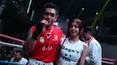 Gaga Muhammad berfoto dengan kekasihnya usai menang melawan Raja 'Big Heca' pada ajang bertajuk University Boxing League (UBL) yang berlangsung di Embassy Lounge Jakarta, Senayan, Jumat (20/9/2024) malam WIB. (Bola.com/Abdul Aziz)
