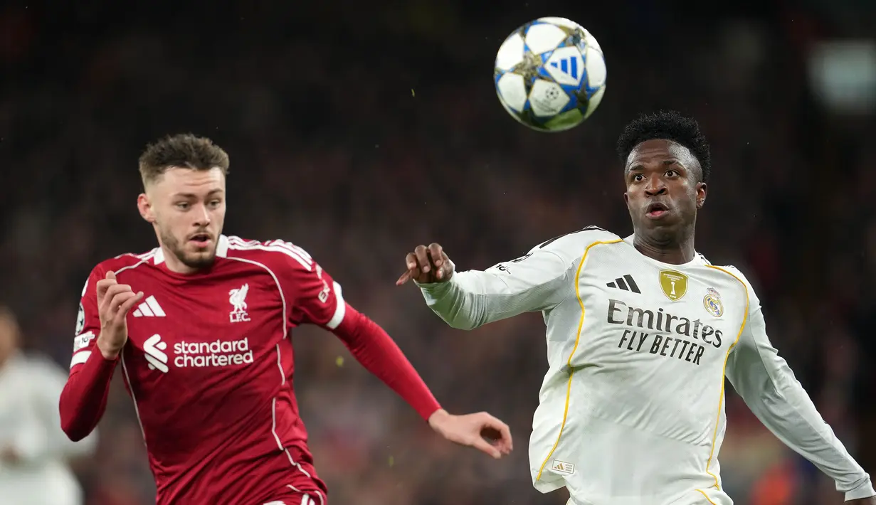 Pemain Liverpool, Conor Bradley (kiri) membayangi pergerakan pemain Real Madrid, Vinicius Jr dalam laga Liga Champions 2025/2026 di Anfield, Liverpool, Inggris, Selasa (04/11/2025) waktu setempat. (AP Photo/Jon Super)