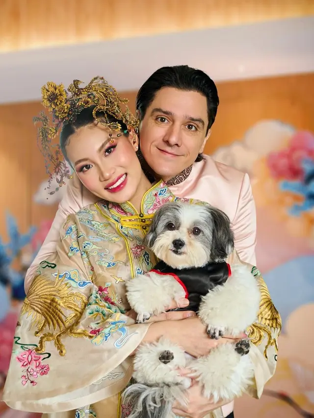 Pesona Bumil Glowing Patricia Gouw Kenakan Cheongsam Mewah dan Makeup Soft Pink Saat Gender Reveal Anak Pertama