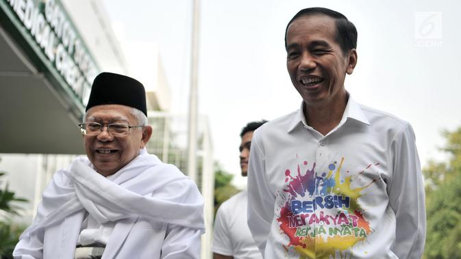 Pasangan bakal calon presiden dan wakil presiden Joko Widodo atau Jokowi (kanan) dan KH Ma'ruf Amin (kiri) tertawa saat tiba di RSPAD Gatot Subroto, Jakarta, Minggu (12/8). Keduanya menjalani tes kesehatan jelang Pilpres 2019. (Merdeka.com/Iqbal Nugroho)