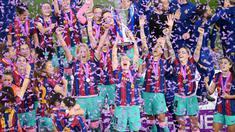 Para pemain Barcelona melakukan selebrasi usai menjuarai Liga Champions Wanita setelah menaklukkan Chelsea di Gothenburg, Swedia, Senin (17/5/2021). Barcelona menang dengan skor 4-0. (AFP/Jonathan NackStrand)