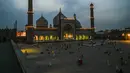 Umat Muslim berbuka puasa di masjid Jama Masjid pada hari pertama bulan suci Ramadhan, di New Delhi (14/4/2021). Masjid ini didirikan oleh Kaisar Mogul, Syah Jehan, yang juga membangun Taj Mahal. (AFP/Prakash Singh)