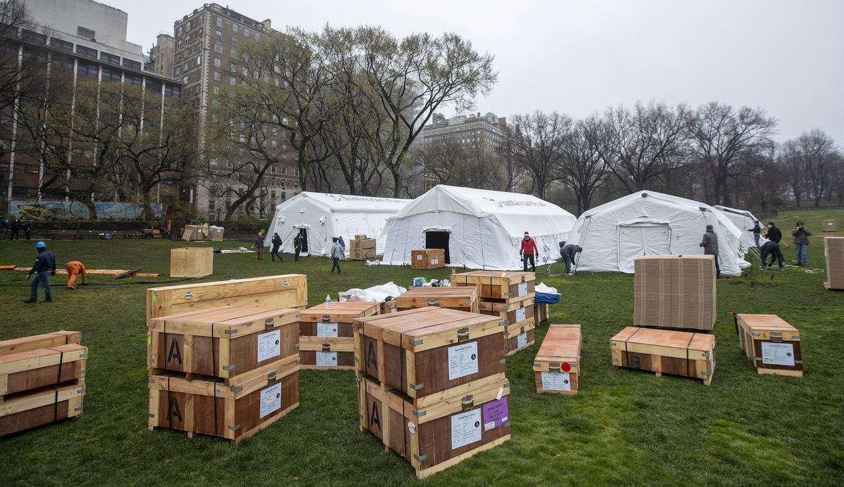Pekerja Samaritan's Purse membangun rumah sakit lapangan darurat virus corona COVID-19 di Central Park, New York, Amerika Serikat, Minggu (29/3/2020). Rumah sakit lapangan darurat yang dibangun di seberang Rumah Sakit Mount Sinai ini dilengkapi dengan unit pernapasan. (AP Photo/Mary Altaffer)