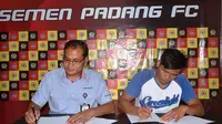 Prosesi penandatanganan kontrak Tambun Naibaho dengan manajemen Semen Padang, Senin (16/1/2017). (Bola.com/Arya Sikumbang)