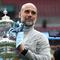 Pelatih Manchester City, Pep Guardiola berfoto dengan Piala FA setelah mengalahkan Chelsea dengan skor 1-0 di partai final di Wembley Stadium hari Sabtu (16/05/2026) malam WIB. (AFP/Adrian Dennis)