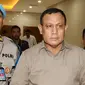 Beberapa anggota kepolisian mendampingi mantan Kapolda Sumatera Selatan itu hingga masuk ke dalam mobil Toyota Fortuner berwarna hitam doff. (Liputan6.com/Faizal Fanani)