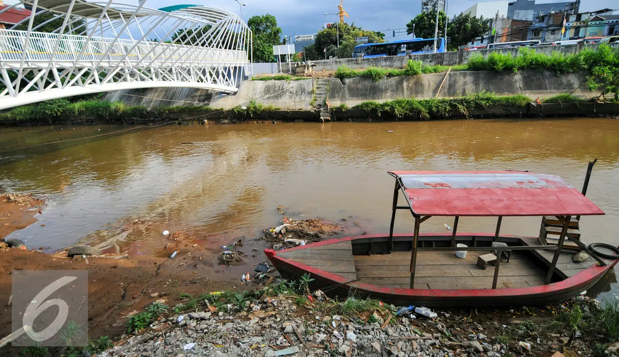 Seolah lelah dan tua, perahu eretan di bawah JPO Jayakarta, Manggarai kini hanya bersandar dan diam sambil menanti asa untuk kembali bertugas melintasi Ciliwung mengangkut warga, Jakarta, kamis (28/4/2016). (Liputan6.com/Yoppy Renato)