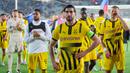 Pemain Borussia Dortmund tampak lesu setelah ditaklukkan Barcelona pada laga leg pertama babak perempat final Liga Champions 2024/2025 di Estadi Olimpic Lluis Companys, Kamis (10/04/2025) dini hari WIB. (AP Photo/Emilio Morenatti)