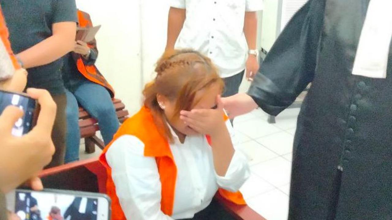 Dalam sidang itu, terdakwa tak mampu menahan air mata di ruangan. Ia mengaku rindu dengan orang tuanya sejak mendekam di Lembaga Pemasyarakatan Perempuan Merdeka Palembang beberapa waktu lalu.