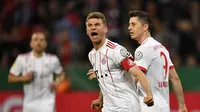 Pemain Bayern Munchen, Thomas Muller, merayakan golnya ke gawang Bayer Leverkusen pada babak semifinal Piala DFB Pokal di BayArena, Rabu (18/4/2018) dini hari WIB.  (AP Photo/Martin Meissner)