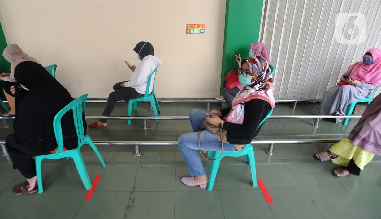 Pengunjung antre dengan menjaga jarak fisik (Physical Distancing) saat menunggu supermarket buka di kawasan Ciputat, Tangerang Selatan, Selasa (14/4/2020). Pemerintah terus mengimbau warga untuk melakukan jarak fisik sebagai tindakan pencegahan penyebaran Corona COVID-19. (merdeka.com/Arie Basuki)