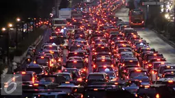 Kondisi lalu lintas di Jalan Jenderal Sudirman, Jakarta, Selasa (30/8). Kemacetan mengular saat jam pulang kerja. (Liputan6.com/Immanuel Antonius)
