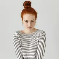 Sahabat Fimela, gaya messy top knot cocok digunakan untuk berbagai kesempatan. [Dok/freepik.com/wayhomestudio]