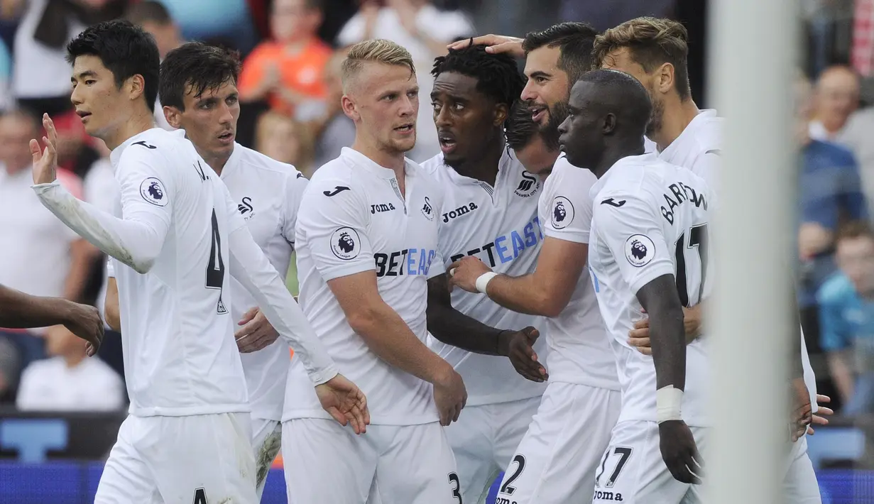  Para pemain Swansea City merayakan gol Leroy Fer ke gawang Chelsea pada lanjutan Premier League di Liberty Stadium,(11/9/2016) WIB. (Reuters/Rebecca Naden)