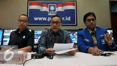 Ketua Umum Partai Amanat Nasional, Zulkifli Hasan (tengah), Bersama Sekjen PAN Eddy Soeparno (kiri), dan Ketua DPP PAN Viva Yoga saat menggelar Konferensi Pers terkait Kemenangan PAN di Pilkada Serentak, Jakarta, Kamis (10/12). (Liputan6.com/Johan Tallo)