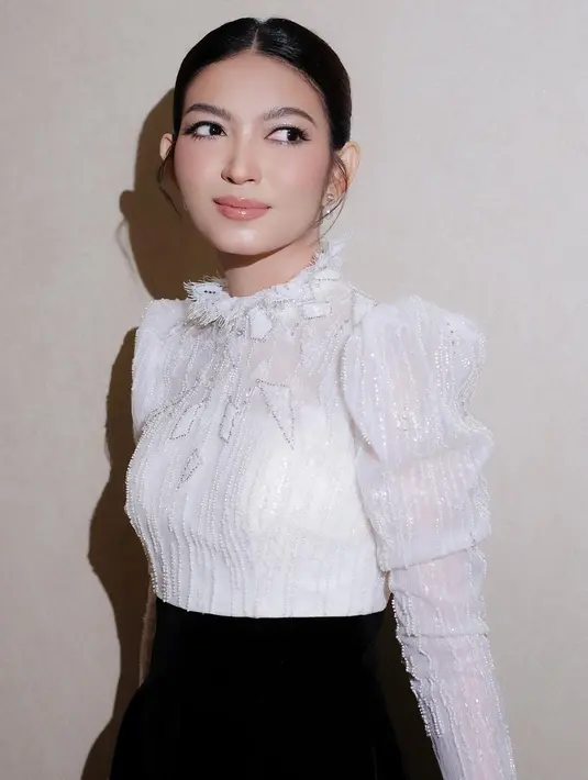 Kenakan atasan semi transparan dan rok hitam, Selvi Ananda terlihat anggun dengan outfit netral [@kunsoomakeupartist]