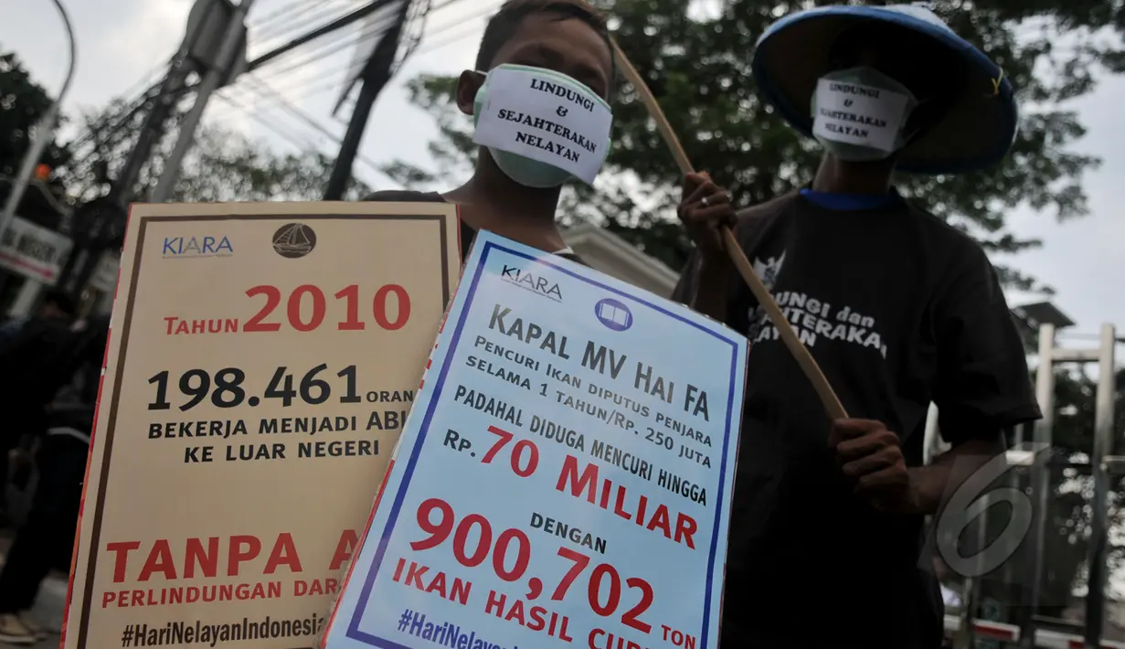Koalisi Rakyat Untuk Keadilan Perikanan (KIARA) melakukan aksi di gedung Kementrian Kelautan dan Perikanan, Jakarta (6/4/2015). Mereka meminta pemerintah mencabut izin perusahaan perikanan dan memikirkan kesejahteraan nelayan. (Liputan6.com/Johan Tallo)