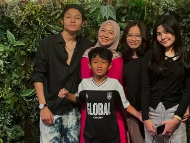 Okie Agustina membagikan potret bahagianya saat merayakan ultah bareng keempat anaknya, Kiesha Alvaro, Shakiena Azalea Napasha, Nasha Anaya dan si bungsu Miro Materazzi Gunawan. Mereka tersenyum bahagia di hari ultah sang mama. (Liputan6.com/IG/@okieagustina_)