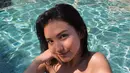 Pesona Maria Zhang saat berenang, menampilkan bare facenya yang glowing memukau. [Foto: Instagram/mariaxzhang]