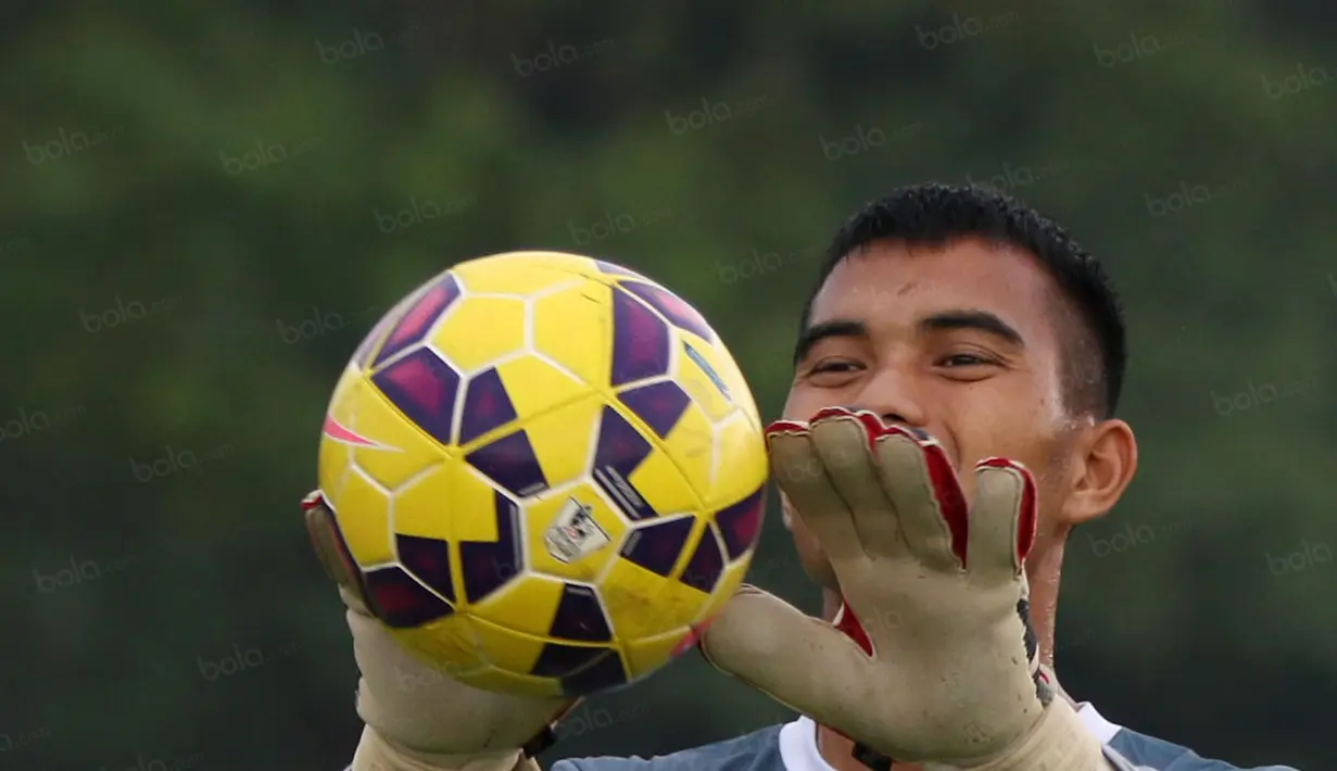 Dhika Bayangkara melakukan pemanasan sebelum laga uji coba di Lapangan Mako Kostrad, Cilodong, Depok, Rabu (13/4/2016). (Bola.com/Nicklas Hanoatubun)