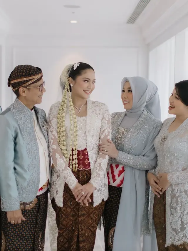 Pernikahan Putri Menteri Kesehatan Budi Gunadi Sadikin, [@svarna_byikatindonesia]