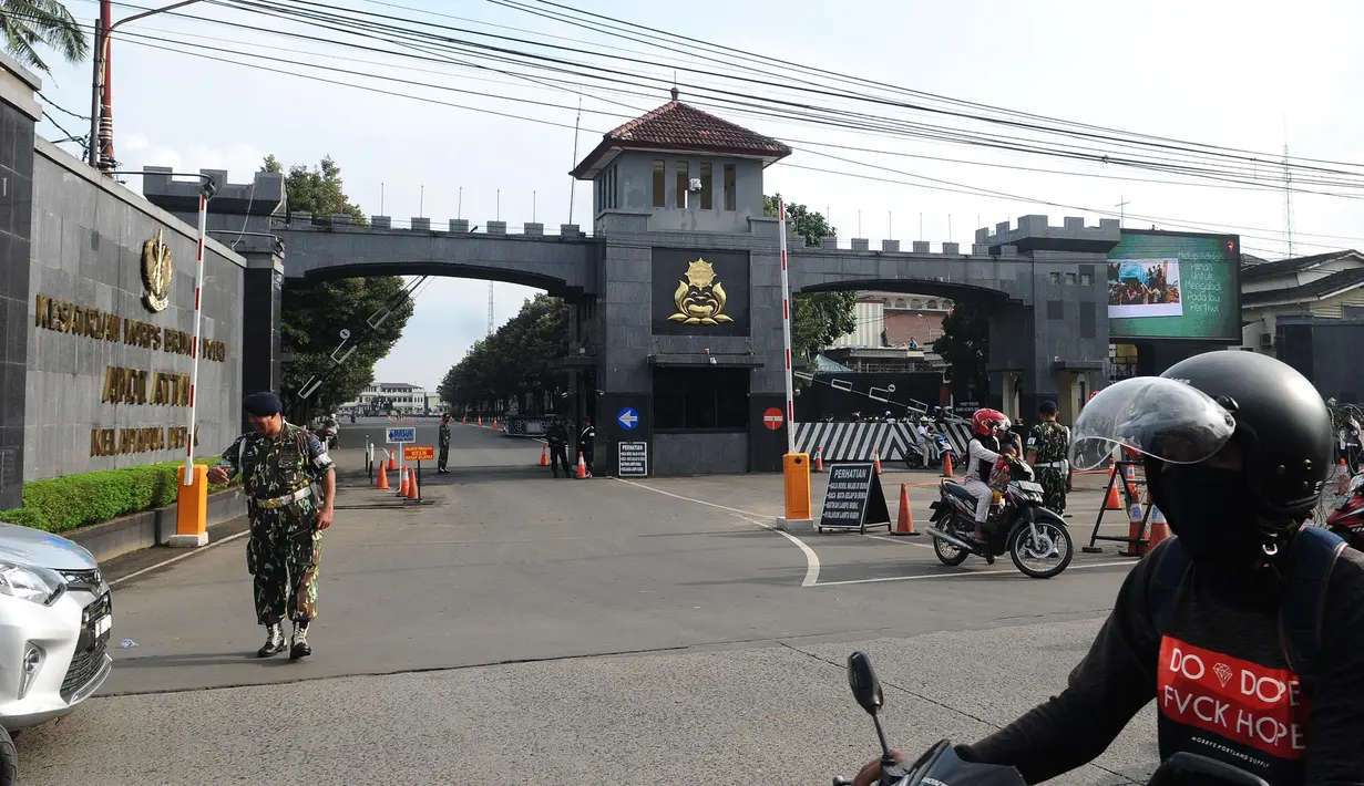 Provos mengatur lalu lintas jelang kebebasan Basuki Tjahaja Purnama atau BTP alias Ahok di Mako Brimob, Kelapa Dua, Depok, Kamis (24/1). BTP bebas usai jalani pidana dua tahun terkait kasus penistaan agama. (Liputan6.com/Herman Zakharia)