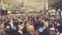 Pembeludakan pengguna kereta di Stasiun Waterloo akibat cuaca buruk ( Triin Photographer/@Triinsphotos)