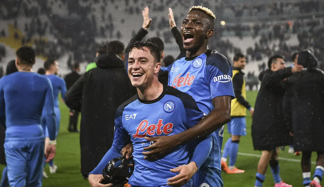<p>Pemain Napoli Victor Osimhen (atas) dan Giacomo Raspadori merayakan kemenangan atas Juventus pada akhir pertandingan sepak bola Serie A Liga Italia di Stadion Allianz, Turin, Italia, Minggu (23/4/2023). (Marco Alpozzi/LaPresse via AP)</p>