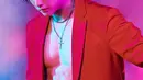 Penampilan Minhyuk saat beraksi di panggung konser BTOB. Penyanyi berparas tampan tersebut memamerkan perut kotak-kotaknya saat mengenakan jas merah tanpa kemeja di dalamnya. (Instagram/@hutazone)