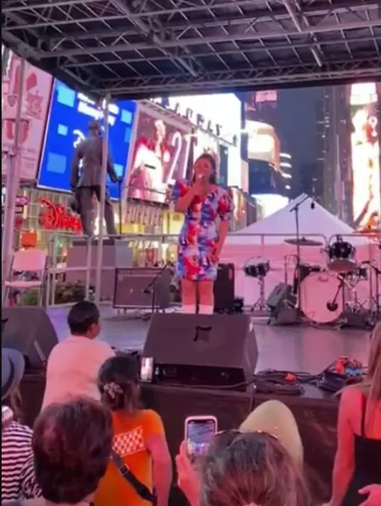 Indopop Movement merupakan kegiatan yang dipelopori Dina Fatimah (Eski), Fitri Carlina dan Romy Sembiring. Event ini bertujuan untuk mempromosikan budaya Indonesia di Amerika, baik melalui pagelaran musik, fesyen, seni, tarian, showbiz bahkan kuliner. (https://www.instagram.com/p/CiVF0oRg1GR/)